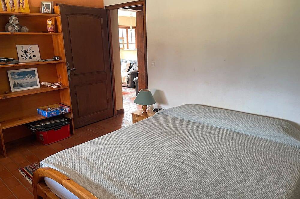 Entire apartment, Apartment 'La Ferme De 1876' with Mountain View, Shared Garden and Wi-Fi in Marignier, Bonneville region