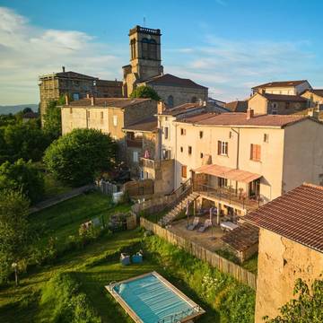Gîte pour 4 personnes, avec piscine et terrasse ainsi que sauna et jardin dans le Puy-de-Dôme