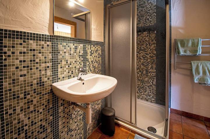 Chalet für 5 Personen, mit Whirlpool und Balkon sowie Pool, mit Haustier in der Schweiz - 4