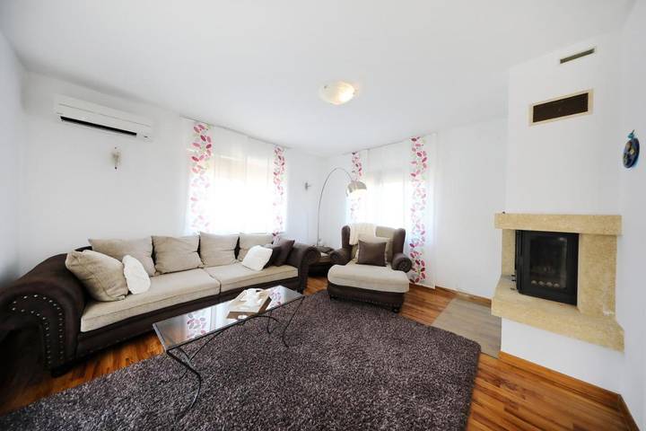 Villa für 10 Personen, mit Terrasse und Garten sowie Pool und Sauna in Povljana