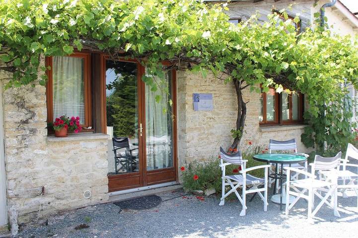 Gîte pour 6 personnes, avec jacuzzi et jardin ainsi que piscine et terrasse à Puyravault (Vendée)
