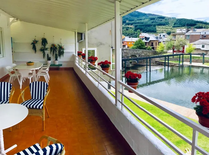 Casa de vacaciones para 8 personas, con vistas al lago y piscina además de vistas y balcón - 1