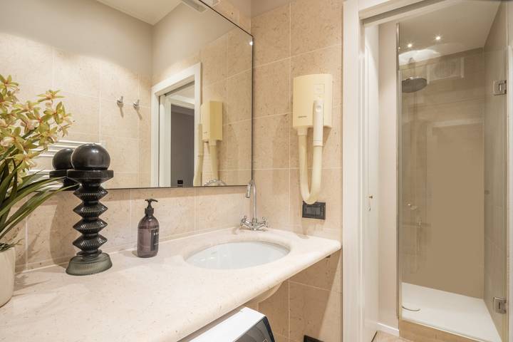 Ganze Wohnung, Accademia Design Apartment with Balcony R&R in Venedig, Lagune von Venedig