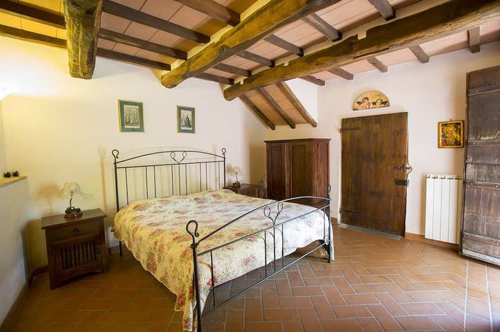 Villa con piscina privata, vista sul lago e sulle montagne. in Caprese Michelangelo, Valtiberina