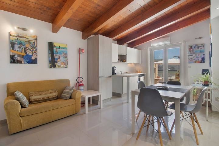 Attica Beb – 'Gialla' Room with Shared Terrace, Wi-Fi and Air Conditioning in Terlizzi, Bari Province