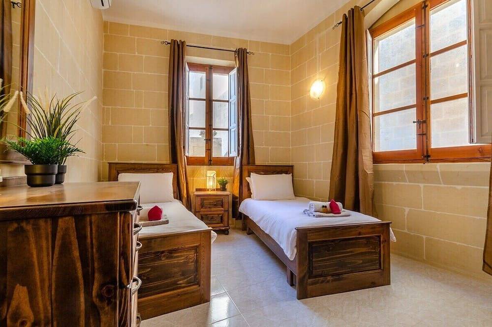 Stay inside the walls of Gozo Cittadella fortress in Victoria (Malta), Gozo (Malta)
