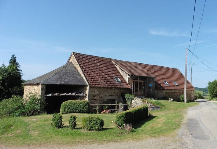 Chambre avec petit déjeuner pour 2 personnes, avec terrasse et piscine à Soudaine-Lavinadière