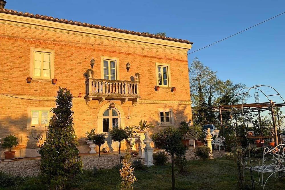 Private Countryside Villa with Pool & Views – Walk to Village in Le Marche in Sant'Angelo in Pontano, Macerata Provinz