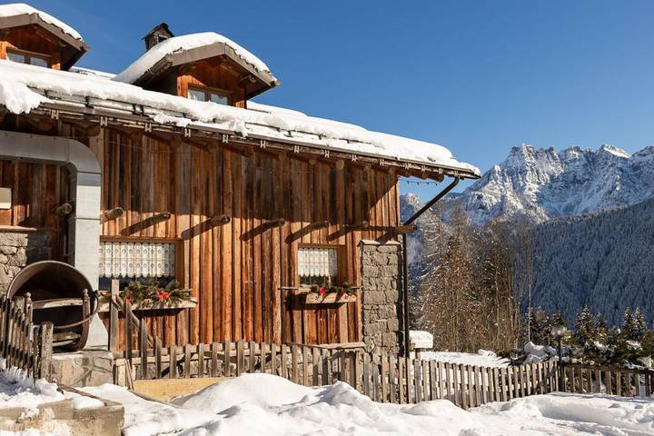 Casa vacanza, con Terrazza e Idromassaggio nonché Giardino e Sauna a Falcade