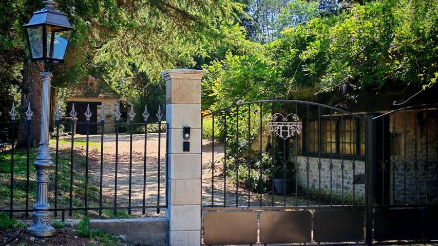 Gîte pour 2 personnes, avec jardin et piscine ainsi que terrasse et vue à Urval