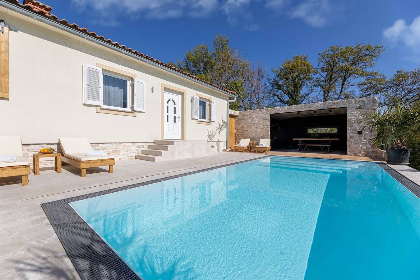 Villa Luna mit beheiztem Pool & E-Bikes in Županje, Polje