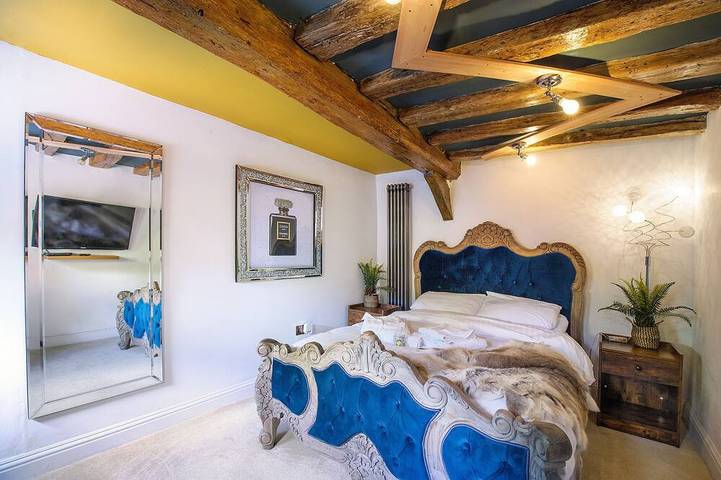 King Suite in 600 Year Old Manor House in Saffron Walden North Essex in Saffron Walden, Essex