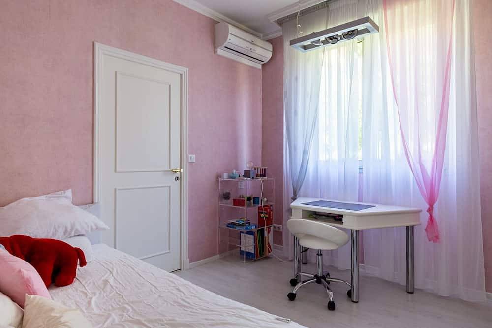 Appartement entier, Bel appartement pour 5 personnes avec climatisation, piscine, Wifi, Tv et terrasse in Èze, Côte méditerranéenne (France)