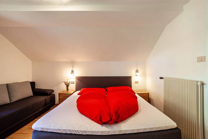Entire apartment, Apartment "Rieglhof Kükennest" with Mountain View, Garden & Wi-Fi in Graun, South Tyrol