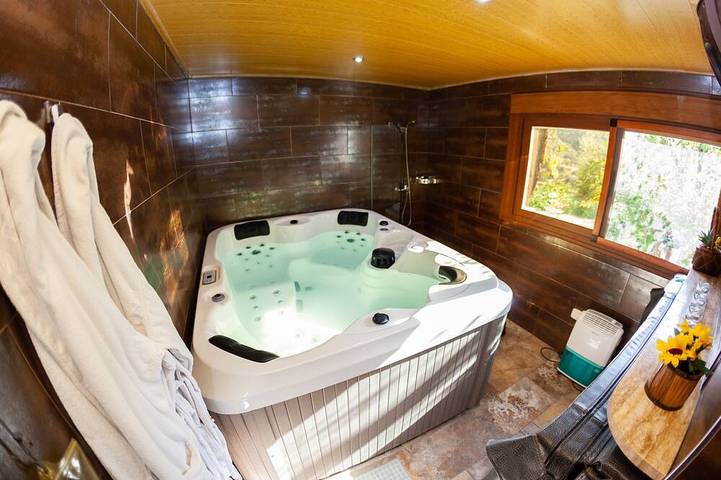 Gîte pour 2 personnes, avec Jacuzzi et Piscine