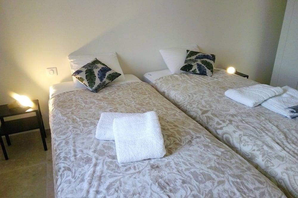 Rasteau, vacation villa with 3 bedrooms and heated pool in Rasteau, Vaucluse