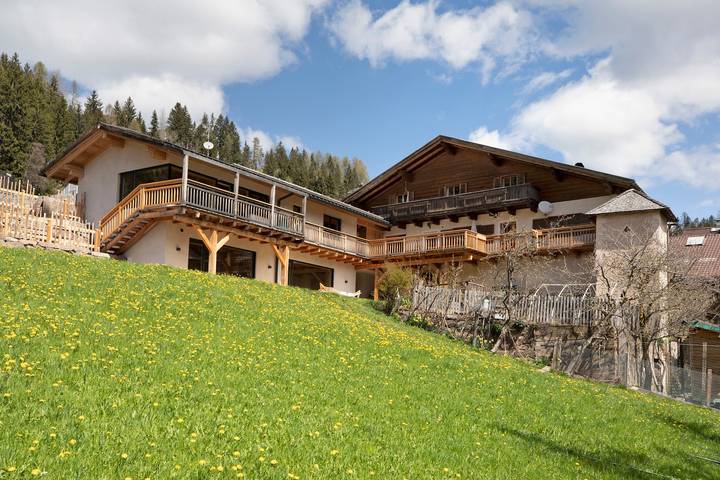 Appartamento intero, Appartamento di vacanza "Pitschlhof Apt Zirbe" con vista sulle montagne e terrazza privata in Redagno, Aldino