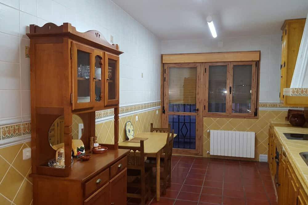 Entire apartment, Tourist Apartment, Between Monfrague -Villuercas .Close To Trujillo And Caceres in Jaraicejo, Cáceres Region