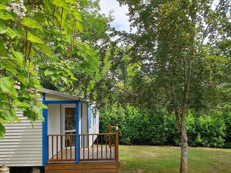 Camping les Pialades - Mobilheim 4 personen - M54 - 26m² mit halbüberdachter Terrasse / 2 Schlafzimmer in Nabirat, Périgord Noir