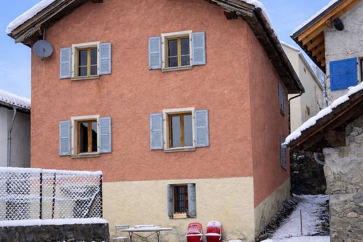 Vacation rental for 9 people, with terrace and yard, with pets in Mesocco