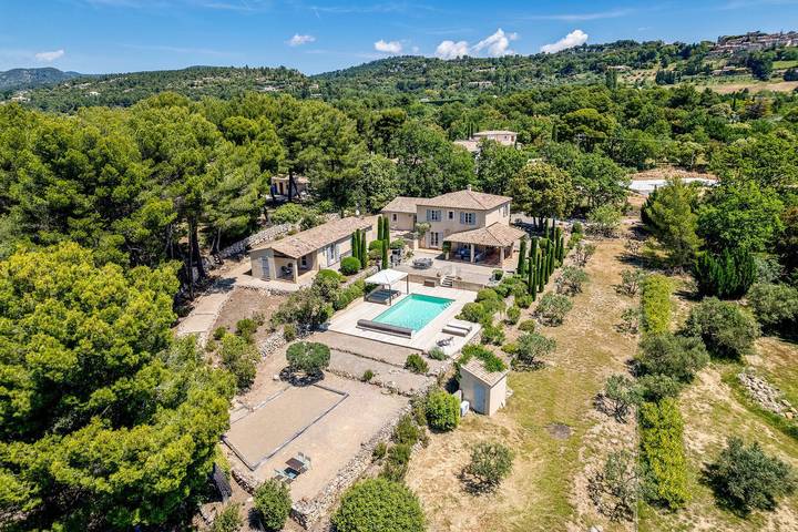 Location de vacances pour 10 personnes, avec jardin et terrasse à Tourtour