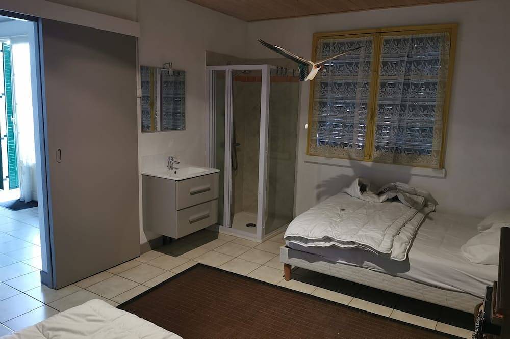 Chalet on the edge of the Moutiers lake, peaceful greenery, sleeps 4 in Moutiers-en-Puisaye, Auxerre und Umgebung