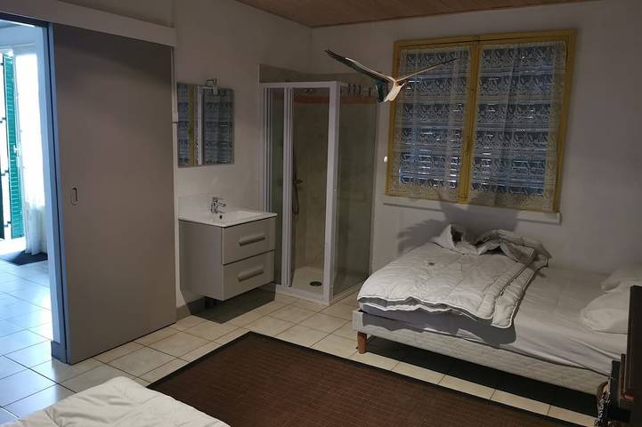 Chalet on the edge of the Moutiers lake, peaceful greenery, sleeps 4 in Moutiers-en-Puisaye, Auxerre und Umgebung