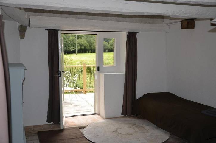 Location de vacances pour 9 personnes, avec terrasse et vue ainsi que jardin et piscine dans Saint-Silvain-Bellegarde - 3