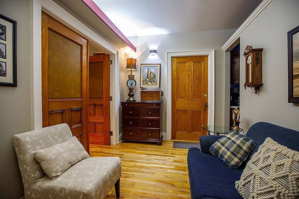 Ganze Wohnung, Deluxe suite, double whirlpool bath, 4 poster queen bed in Region of Queens Municipality, Queens County