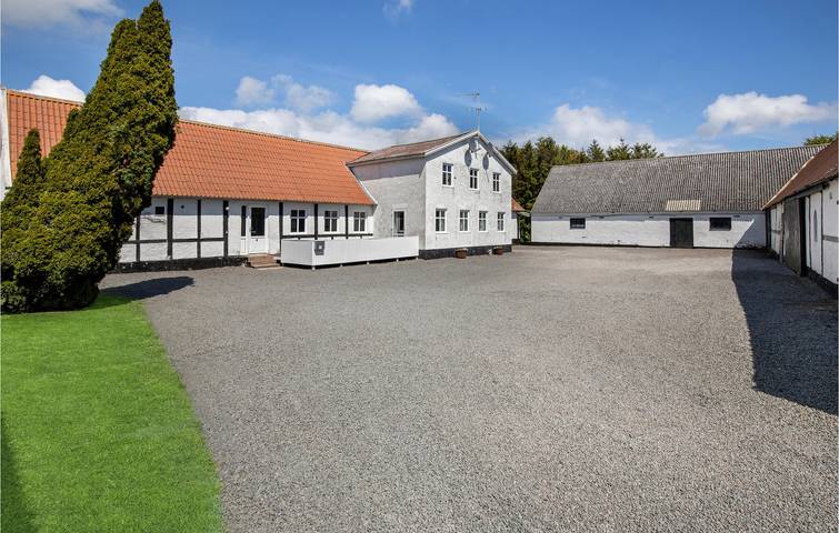 Luxus-Ferienhaus für 18 Personen, mit Terrasse und Whirlpool sowie Garten, mit Haustier auf Bornholm