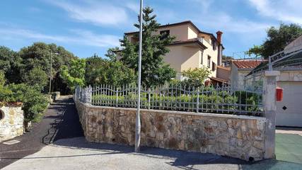 Ferienwohnung für 3 Personen, mit Terrasse und Garten in Banjole