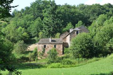Gîte pour 2 personnes, avec terrasse et jardin dans l' Aveyron