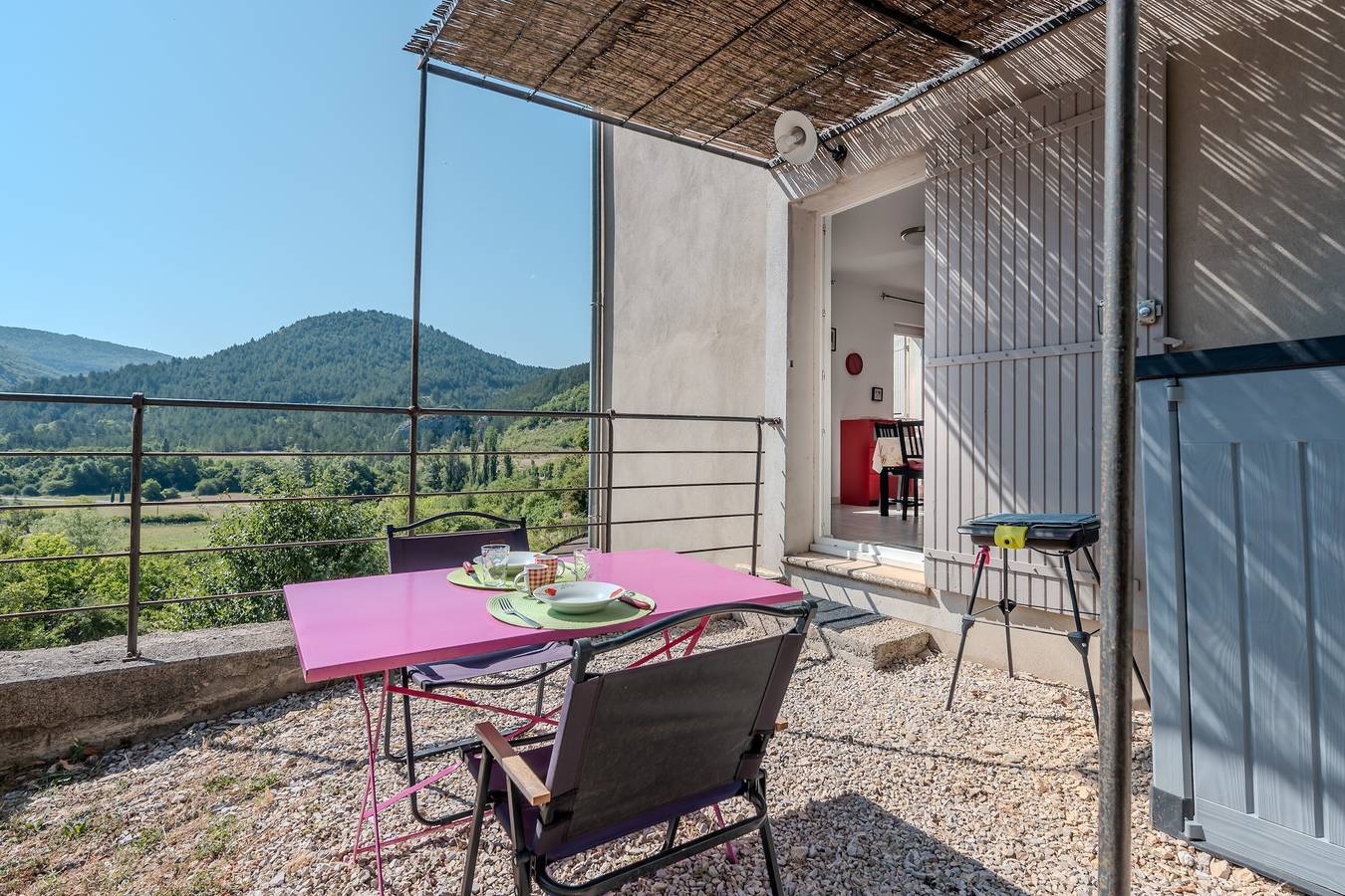 Entire apartment, Apartment 'Résidence Ventoux Revitalisation -' with Mountain View and Wi-Fi in Reilhanette, Nyons region