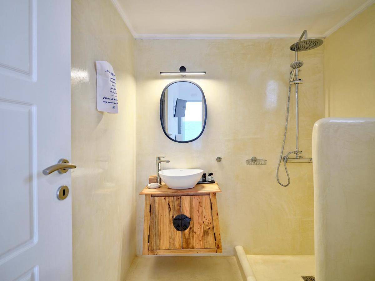Double Room with Balcony and Sea View in Kímolos