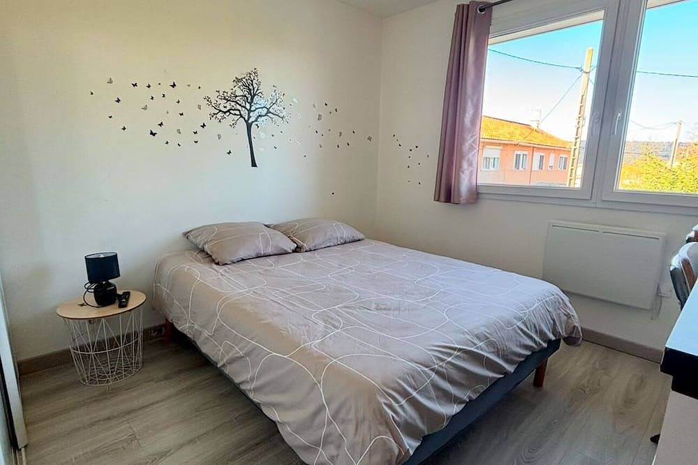 Apartamento entero, Cosy apartment, 100 m from beaches, quiet area with outside, air conditioning, wifi & parking in Saint-Chamas, Istres region