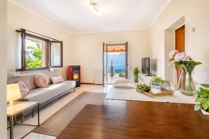 Ferienwohnung für 2 Personen, mit Terrasse und Garten sowie Seeblick
