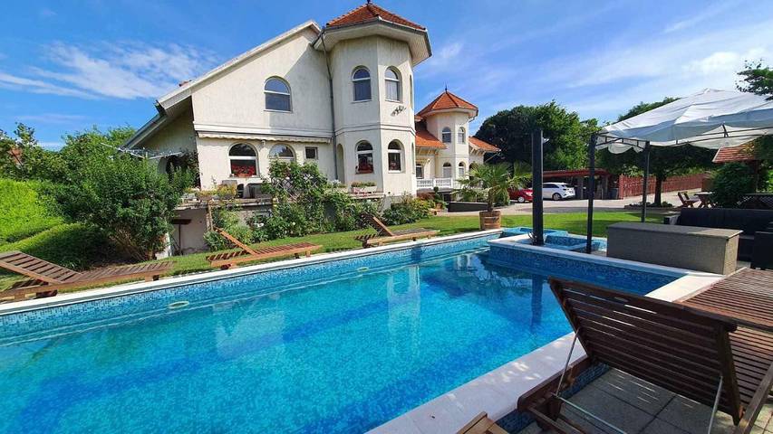 Ferienhaus für 8 Personen, mit Sauna und Balkon sowie Pool und Garten in Siofok