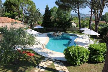 Location de vacances pour 3 personnes, avec jardin et piscine à Callian
