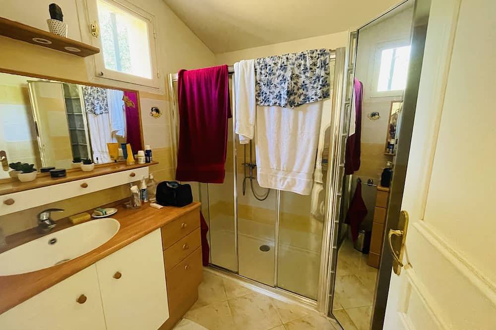Villa provençale à 10 min à pied de la plage avec 2 chambres climatisées. in Rayol-Canadel-sur-Mer, Côte méditerranéenne (France)