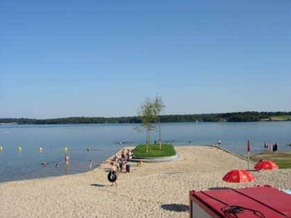 Location de vacances pour 4 personnes, avec vue sur le lac et vue ainsi que piscine et jardin à Froidchapelle