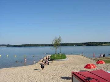 Gîte pour 4 personnes, avec vue sur le lac et piscine ainsi que jardin et vue à Froidchapelle