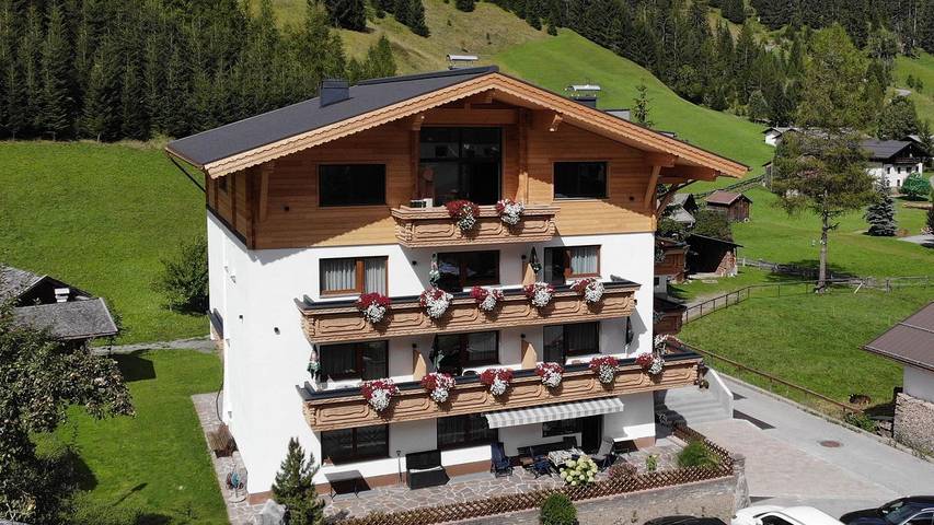 Ferienwohnung für 5 Personen, mit Balkon und Sauna in Holzgau