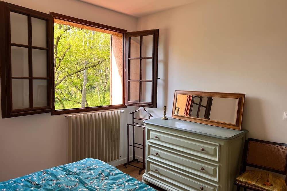 Country house in a natural wooded setting in a 3-hectare park in Contes, Nice region