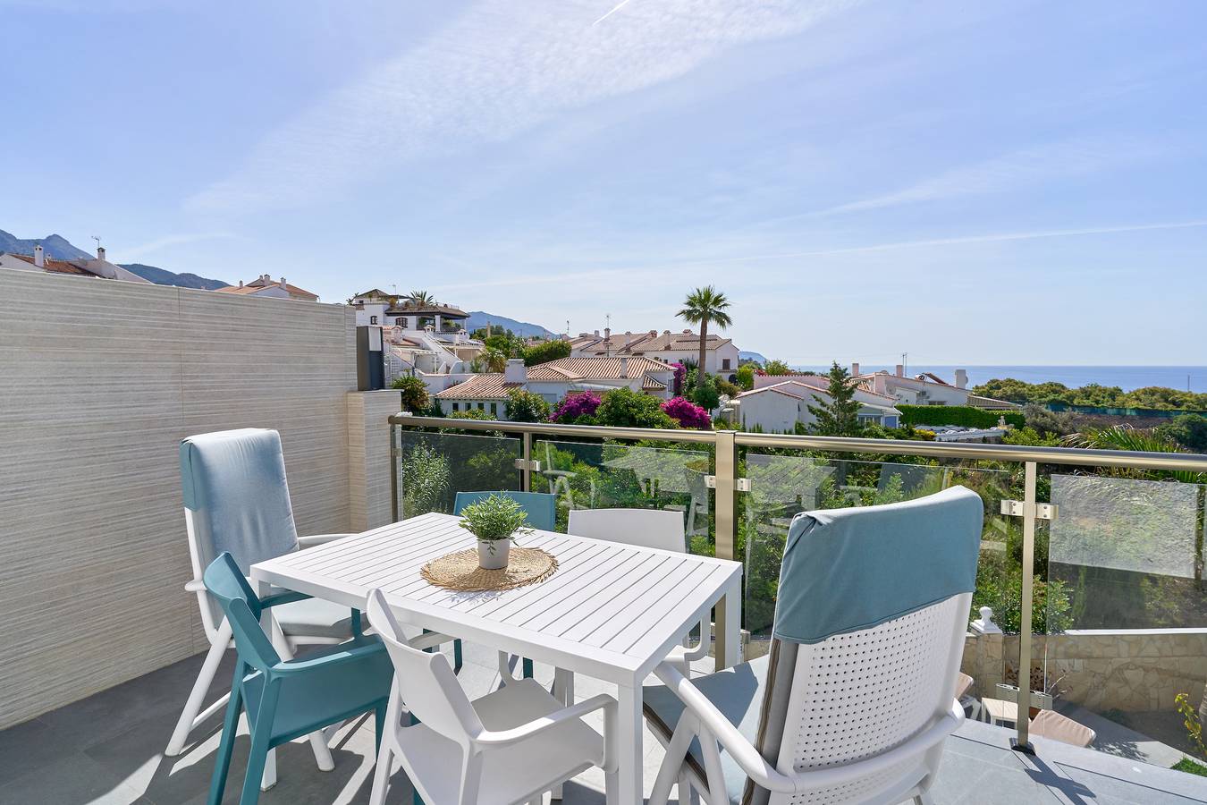 Maravillosa 'Villa Burriana Beach' con vistas al mar, piscina, balcón, terraza y jardín in Playa de Burriana, Nerja