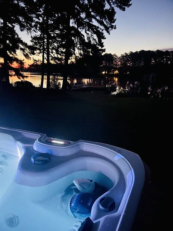 💥Luxury Waterfront Retreat Fully Renovated Hottub Kayaks Paddle board Gameroom in Lake Gaston