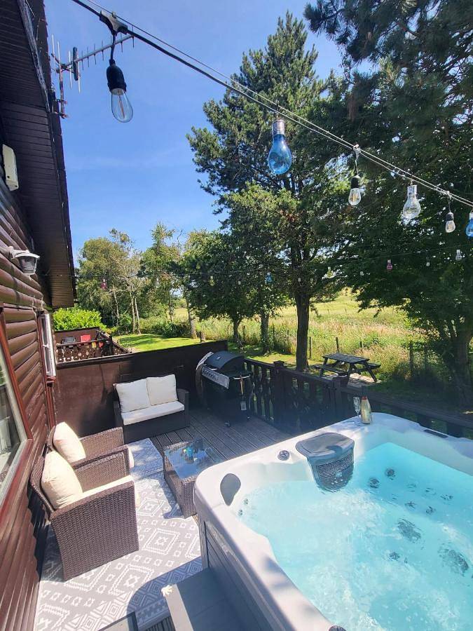 Keer Side Lodge, Luxury lodge with private hot tub at Pine Lake Resort in Lancashire
