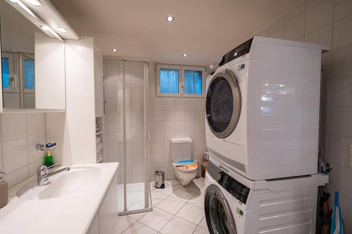 Ganze Wohnung, Studio mit Küche für 2 Personen  5-10 Min. zum See und 1 Min. zur Bushaltestelle in Spiez, Thunersee