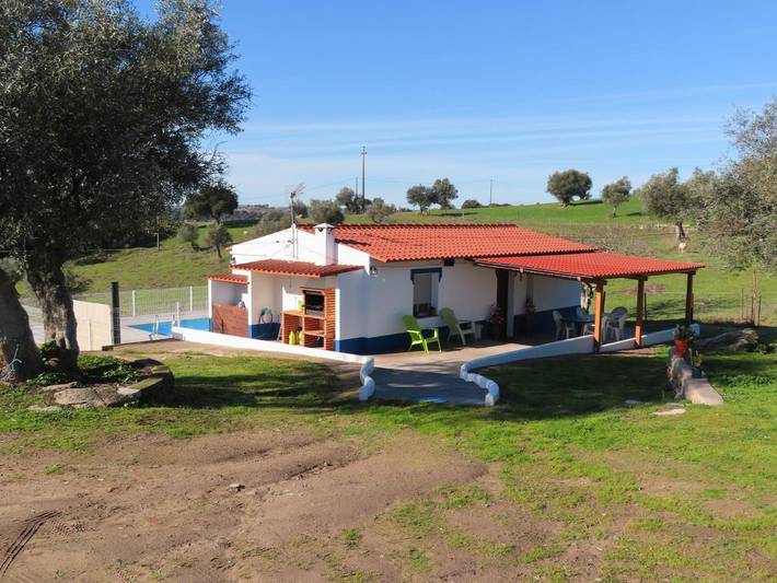 Location de vacances pour 6 personnes, avec Terrasse et Jardin ainsi que Piscine et Vue dans Avis