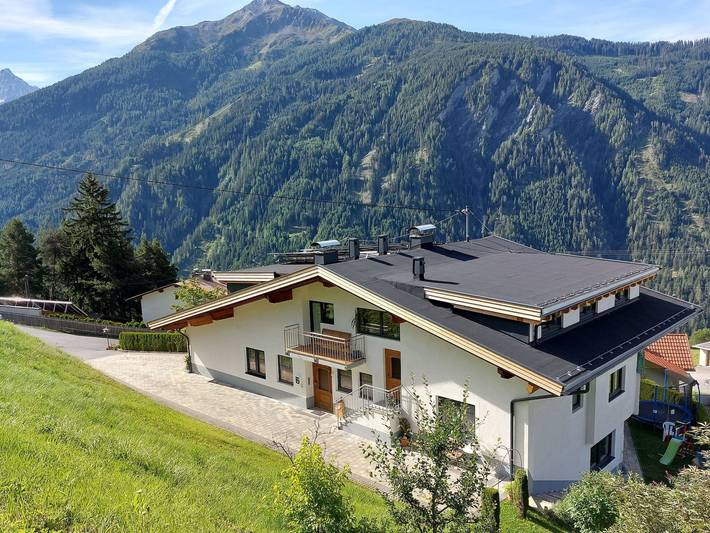 Ferienwohnung für 4 Personen, mit Balkon und Garten sowie Ausblick in Kaunerberg