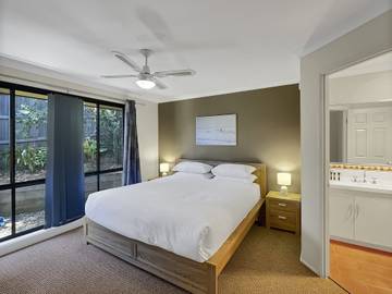 Holiday Rental for 8 People in Batehaven, New South Wales, Photo 2